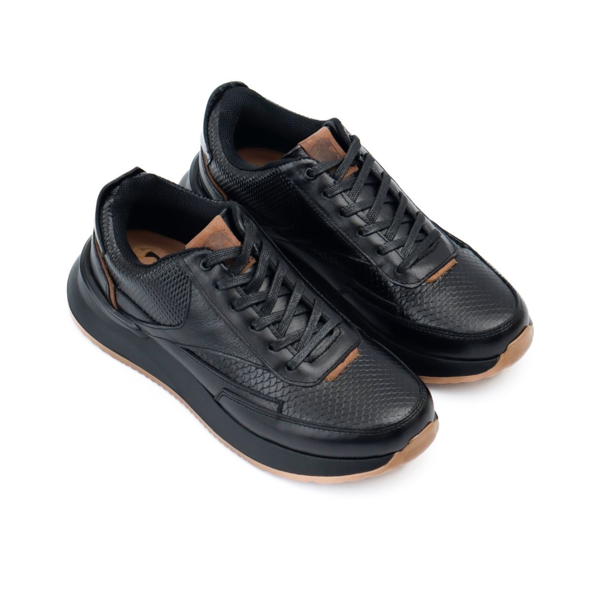 Sneakers Carter de Cuero Negro con Suela Ultra Liviana y Texturas de Lujo (3)