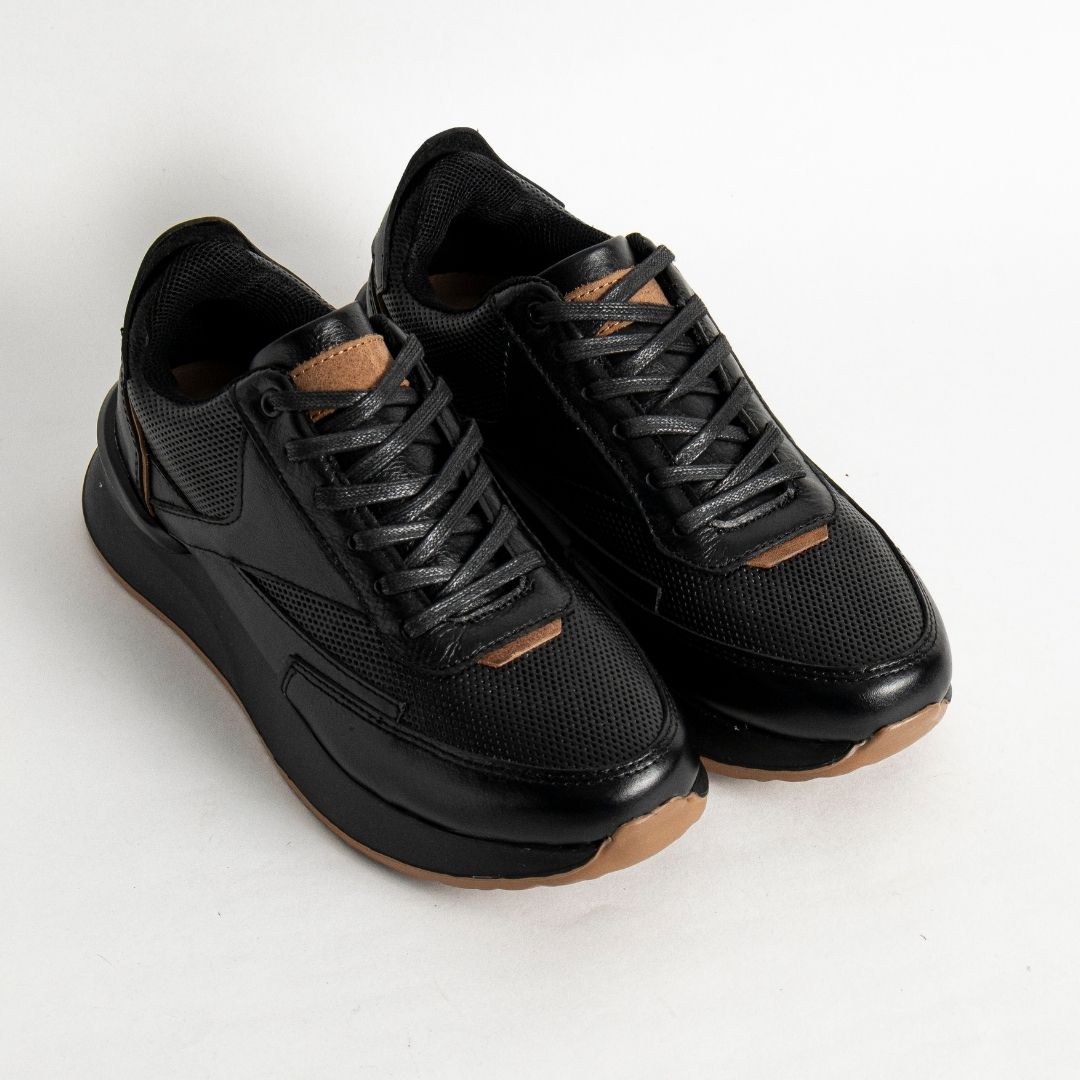 Sneakers Carter de Cuero Negro con Suela Ultra Liviana y Texturas de Lujo (4)