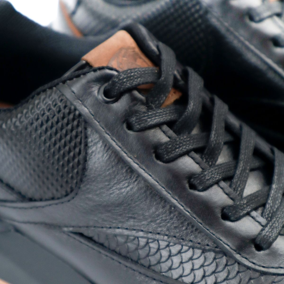 Sneakers Carter de Cuero Negro con Suela Ultra Liviana y Texturas de Lujo (4) Sneakers Carter de Cuero Negro con Suela Ultra Liviana y Texturas de Lujo (4)