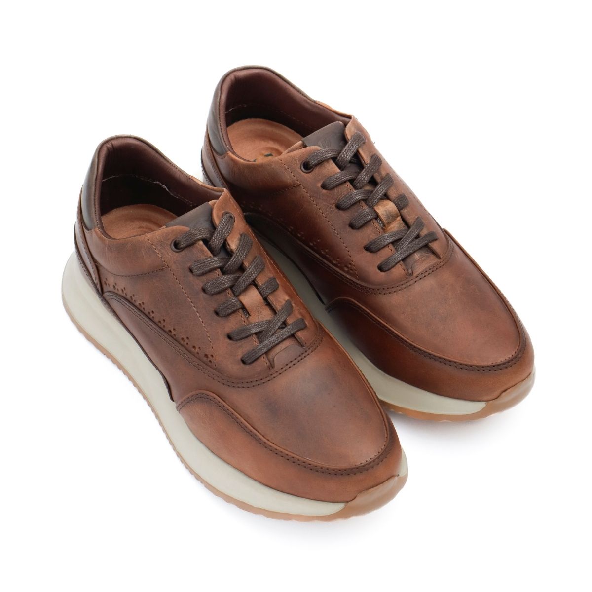 Sneakers Axel de Cuero Marrón Castaña con Suela Ultra Liviana y Detalles Brogue (3)