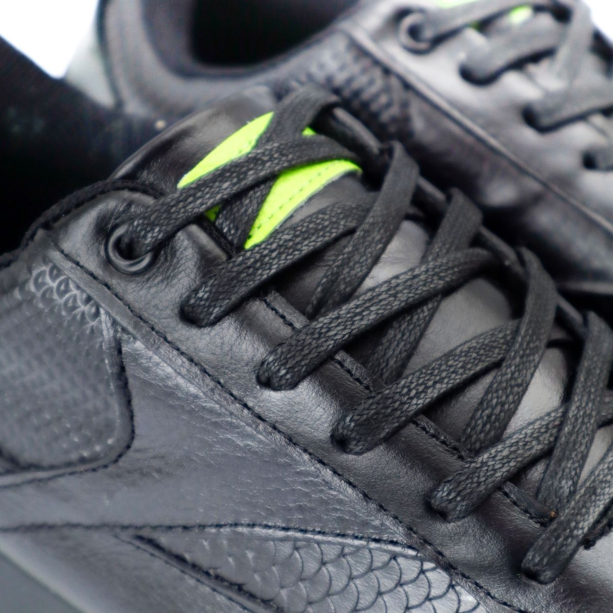 Sneakers Carter de Cuero Negro con Detalles Neón Energía y Confort Premium (4) Sneakers Carter de Cuero Negro con Detalles Neón Energía y Confort Premium (4)