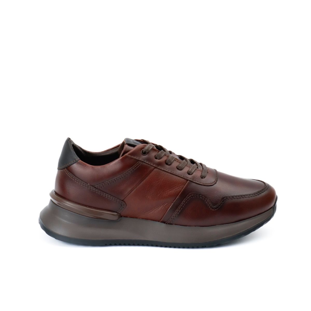 Sneakers Sienna de Cuero Castaño con Suela Ultra Liviana y Bloques de Contraste (2) Sneakers Sienna de Cuero Castaño con Suela Ultra Liviana y Bloques de Contraste (2)